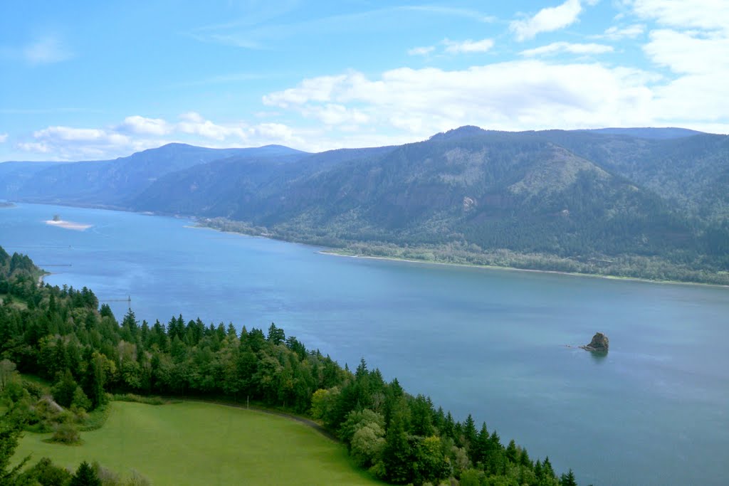 Looking East up the Columbia River by ricraider