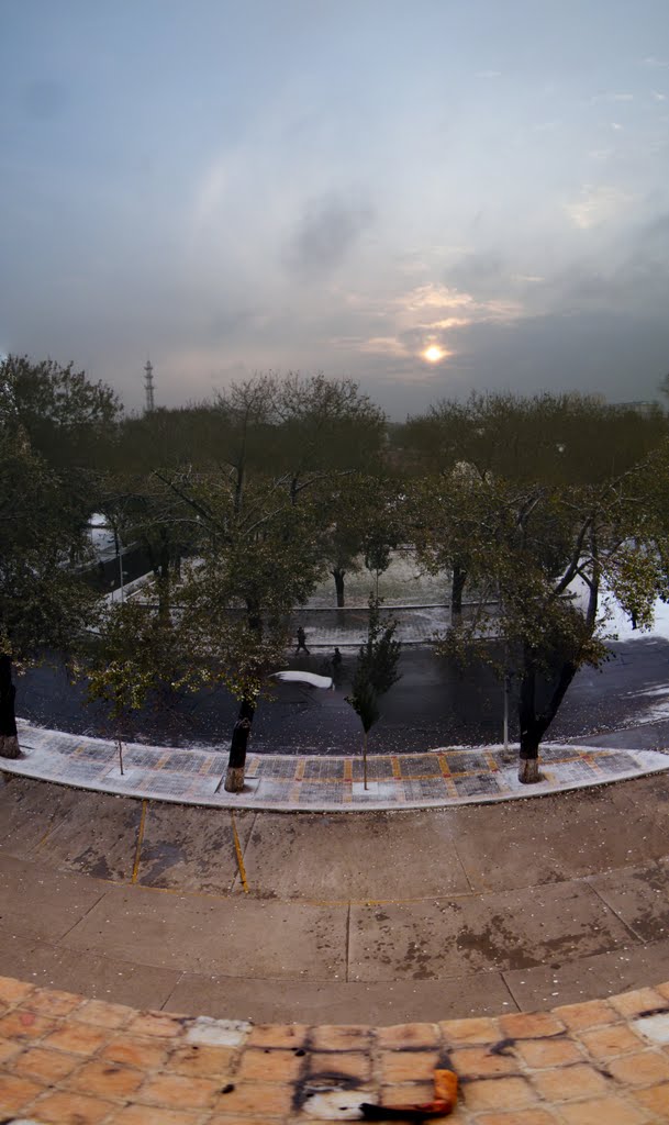 Panorama of scene outside of benzrad's QRRS office in 1st snow of winter 2010. 2010冬季第一场雪：朱子卓齐车公司办公室外景。 by Faezrland, 天下主家