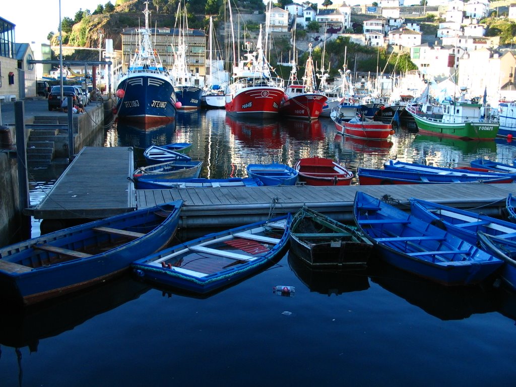 Puerto de Luarca by Cristóbal Abad