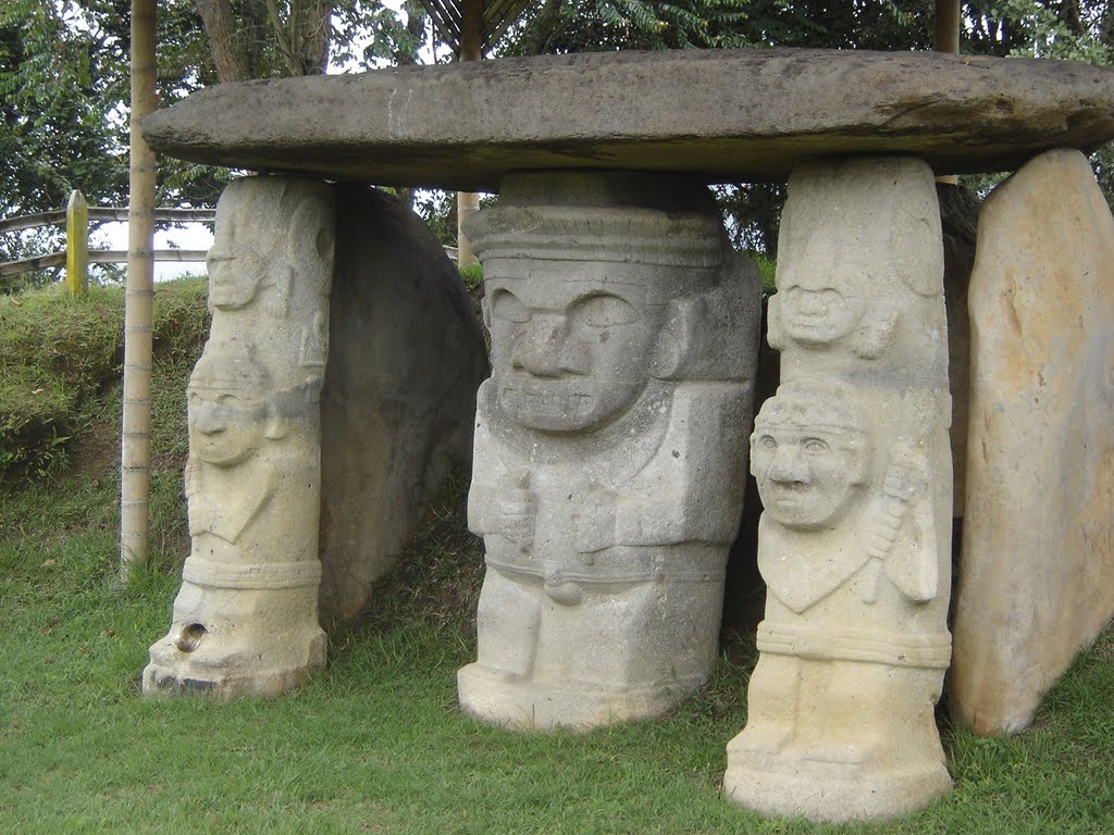 Monumento lítico by Alejandrino Tobón