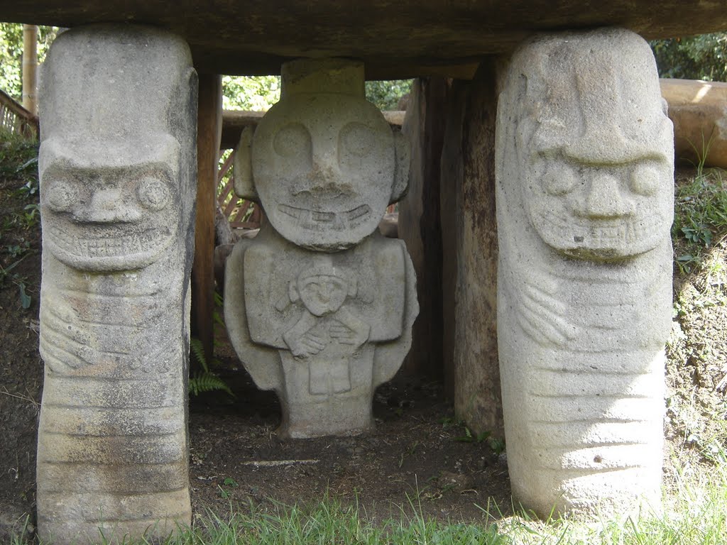 Monumento lítico by Alejandrino Tobón