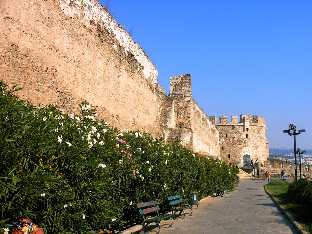 Stadtmauer Thessaloniki - fotografiert von Julian Wagner by Julian Wagner