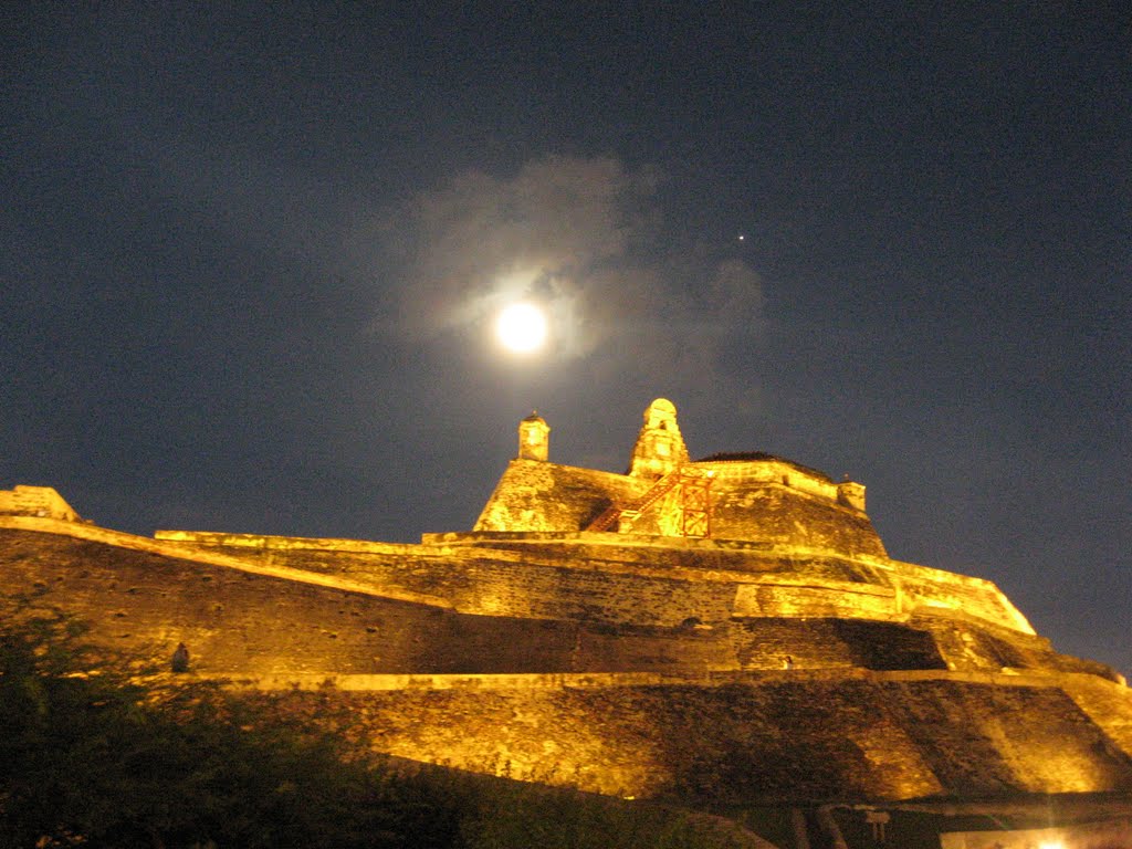 El fuerte de san felipe y la luna by Christian E Castillo