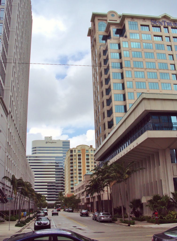 Suntrust Center-Elas Olas Blvd & SE 5th Ave by JMLRUSB