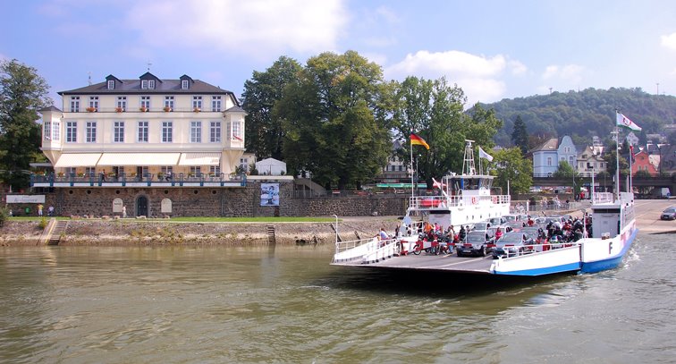 Fähre in Linz am Rhein by Wolfgang Lennertz