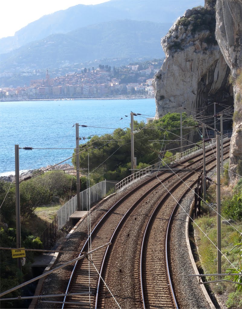 2010, Ventimiglia, Balzi Rossi e, sullo sfondo, Mentone by Giovanni Mirgovi