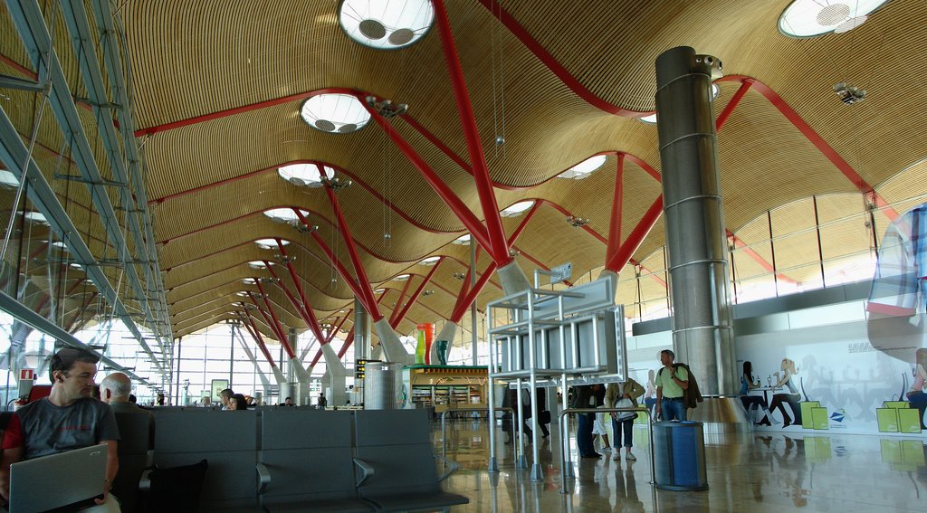 Terminal 4 - Barajas - Madrid by Artur Mendes