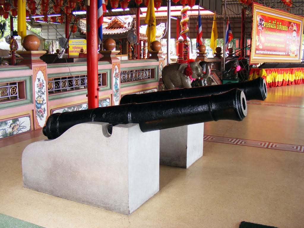 The Cannon at the Gate of Chinese Shrine near Wichien Cho Dohk Fort by pr8ngkiet