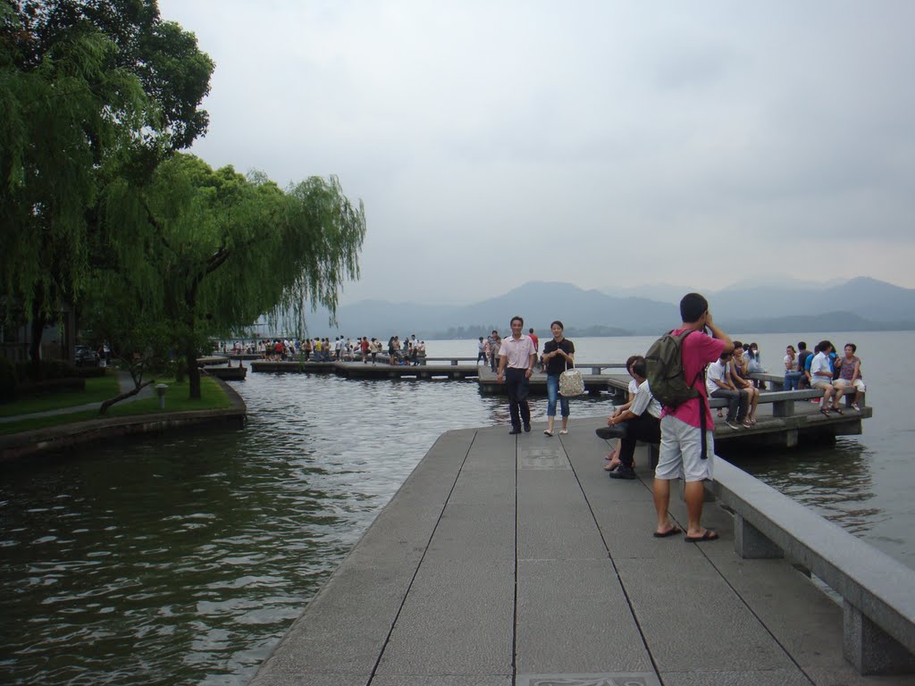 湖中桥 Bridge on the West Lake by Luke Lou