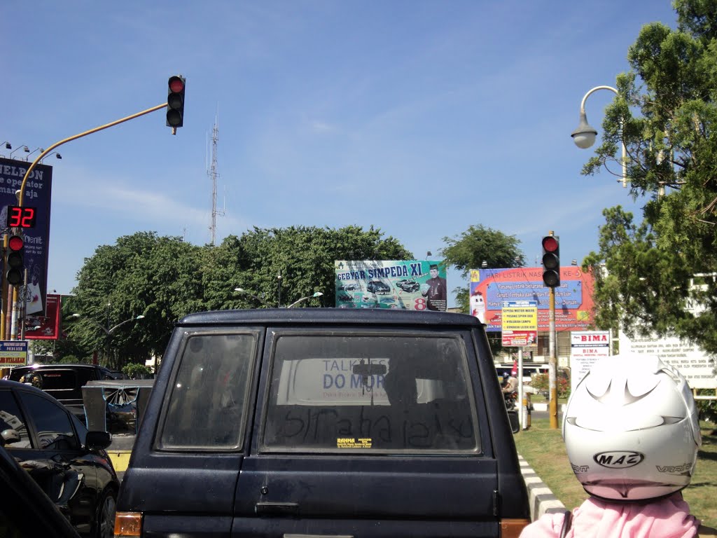 Lampu merah Simpang lima by Mardhiyah Mulyani