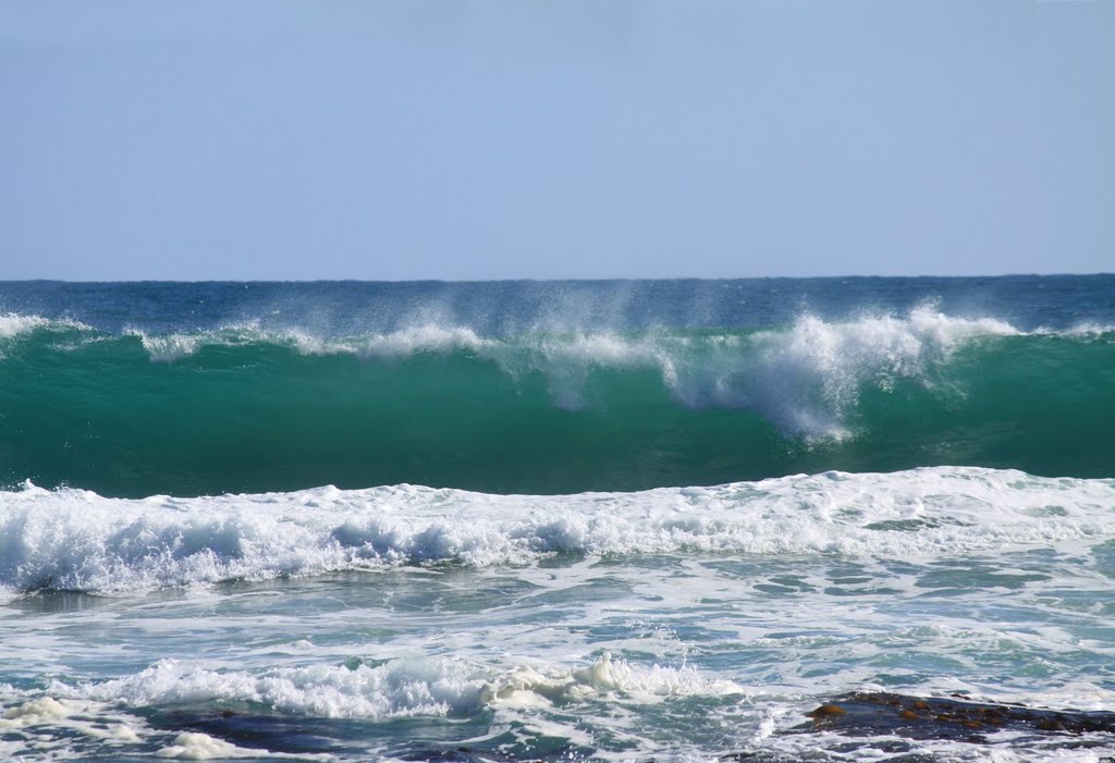 The shore under continuous pounding of the waves. by photo Kazia