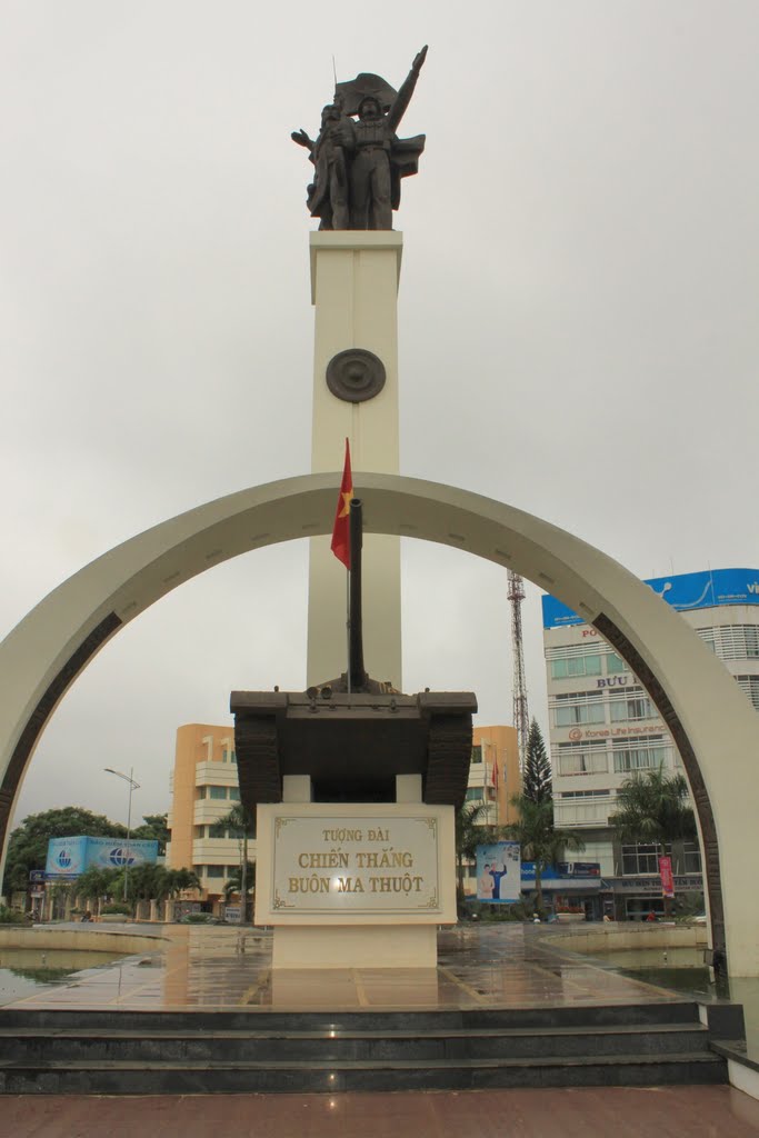 Tượng đài chiến thắng Buôn Ma Thuột by Tuấn CaNon