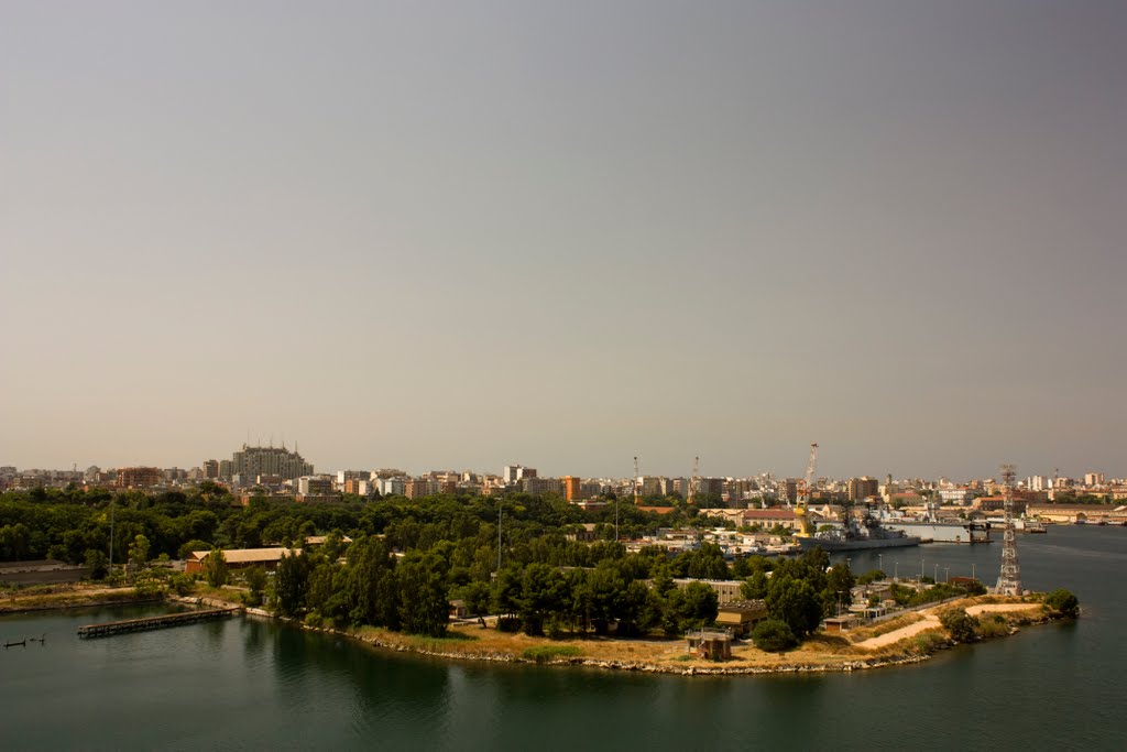 Arsenale di Taranto (visto dal Ponte Punta Penna) by Daniele Avarello