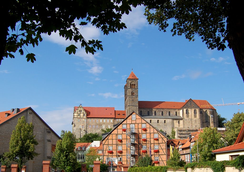 Quedlinburg, Blick zum Schloß und Stiftskirche St. Servatius by Rene68