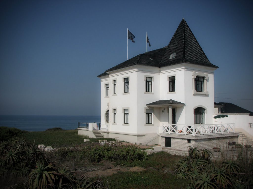 Surf Castle, Peniche by Lineup Explorers