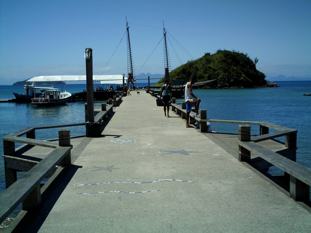 Cais no centro de Búzios (praia Do Canto) by Gustavo Fabián