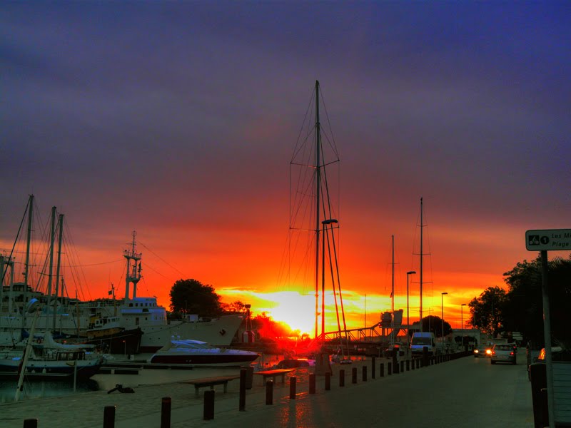 La Rochelle. Coucher de soleil sur le quai Georges Simenon by Serge Prisset