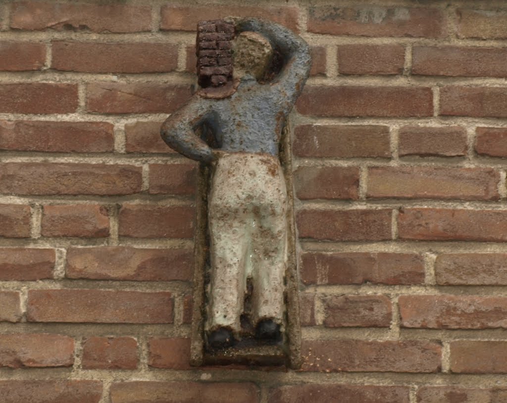 Gevelsculpturen in de Scheldestraat van Anno Ferdinand Smith (1915-1990). by Hans R. van der Woud…