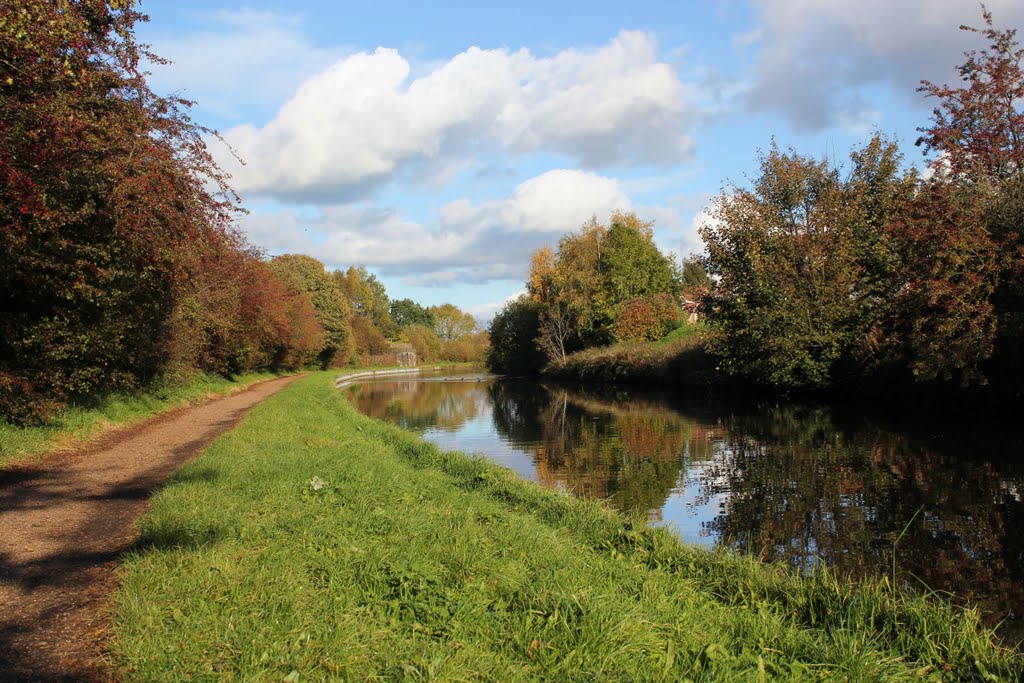 Leeds/Liverpool towards Cherry Tree by paulhartland