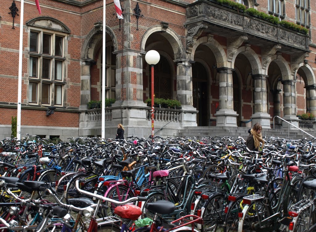 Fietsen bij het Academiegebouw. by Hans R. van der Woud…