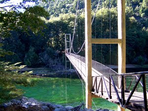 Pasarela sobre el Lago Verde - Chubut by Horacio Tapia