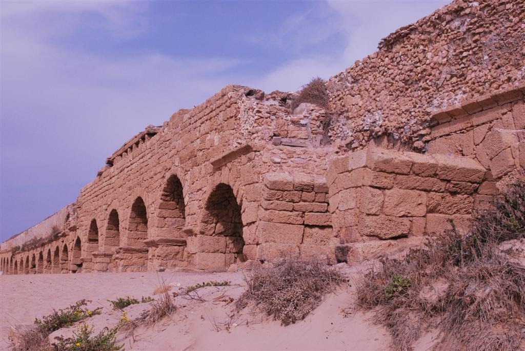 Het aquaduct vanaf het strand by Joe Cost Budde