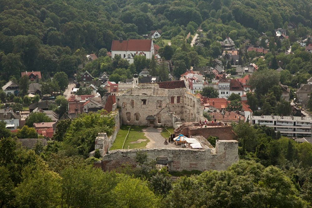 Ruins of Kazimierz Castle by Eryk Klapton Gonsien…