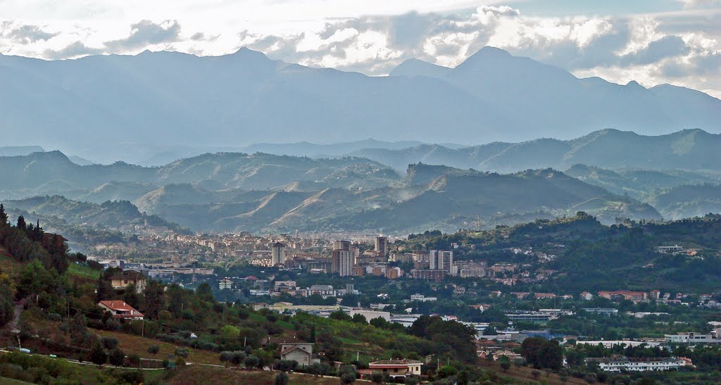 Panoramica parziale di Ascoli Piceno - sullo sfondo i Monti Sibillini by nonnomimi