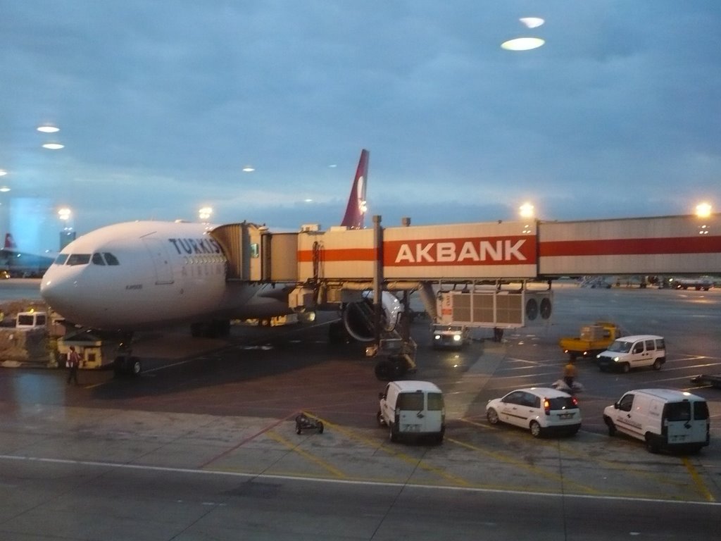 Airbus A340 Turkish Airlines, Ataturk Airport 2007 by Joao Nuno