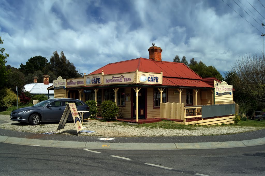 Cobb and Co Tea Rooms (2010). Built in the 1860s as a General Store, this has been added to over the years and is now a great place to enjoy lunch by Muzza from McCrae