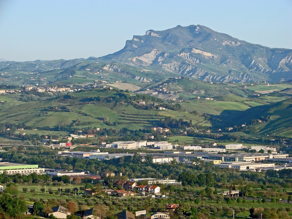 L'inconfondibile profilo del Monte dell'Ascensione in provincia di Ascoli Piceno. by nonnomimi