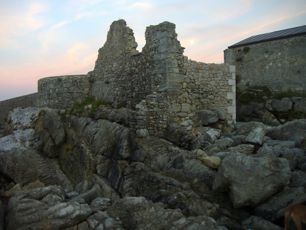 Ruinas de casa de marineros - San Vicente de la Barquera by Heisser Oberfläche