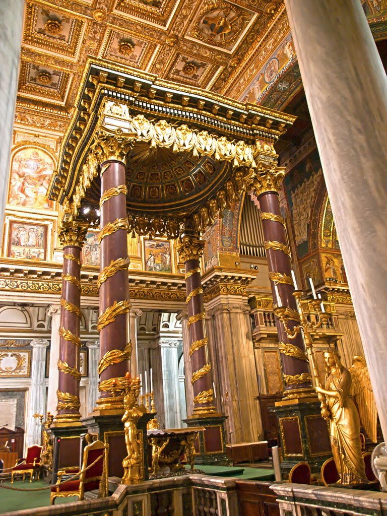 Roma, Basilica di Santa Maria Maggiore - Il baldacchino dell’Altare Maggiore, sovrastato da un arco trionfale by Giancarlo Ticozzi