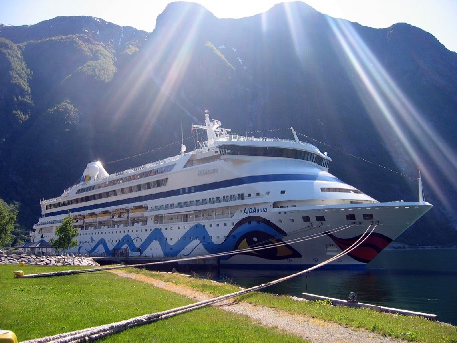 Eidfjord AIDAaura by cwi.aida