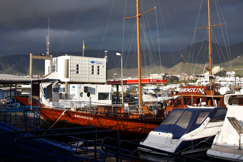 Puerto Colón by Sebastián Rodríguez