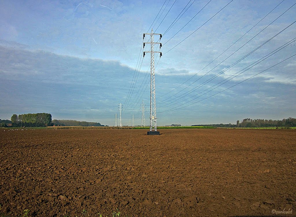 Boutersem, Kerkomsesteenweg, hoogspanningslijnen in het landschap by Vanhulst