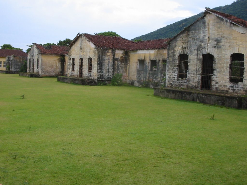 Ruinas do Presídio - Ilha Anchieta/Ubatuba/SP by Eduardo V. Reis