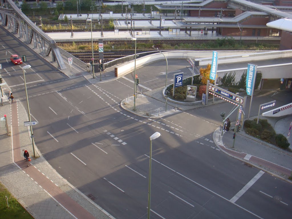 Bellermannstraße mit Zugang zum Bahnhof Gesundbrunnen aus der 7. Etage gesehen. by Matthias Groß