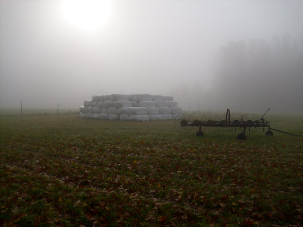 Ein Feld mit Nebel und Gerät by fcstpauligab