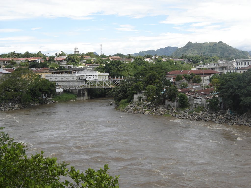 Río Magdalena en su paso por la ciudad de Honda by Alejandrino Tobón