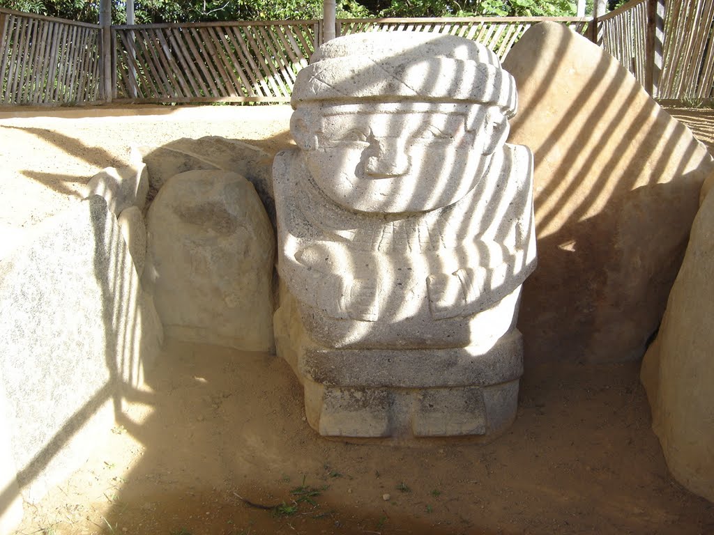 Estatuaria en el Alto de las Piedras en San José de Isnos by alejandrino tobon