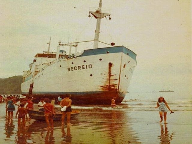 Navio Recreio encalhado nas areias da Ponta da Praia em Fev/1971 by Herivelto Biondo