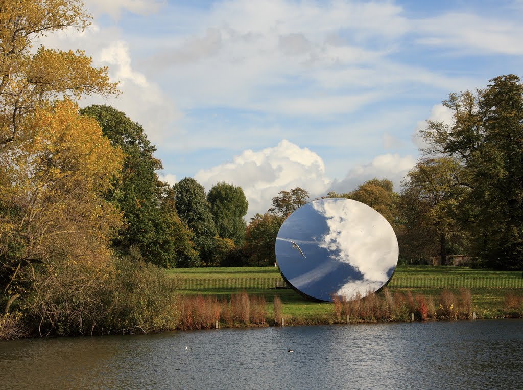 Anish Kapoor in Kensington gardens, big dish by ian.r