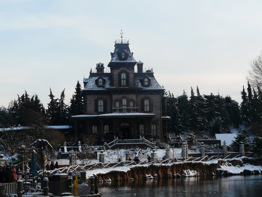 Disneyland Resort Paris by Lucas Joignaux