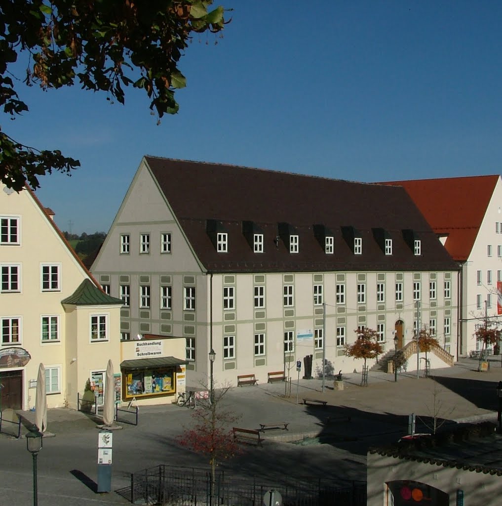 Alte Pfarrkirche,später Schule, heute Verkehrsamt by Richard Mayer