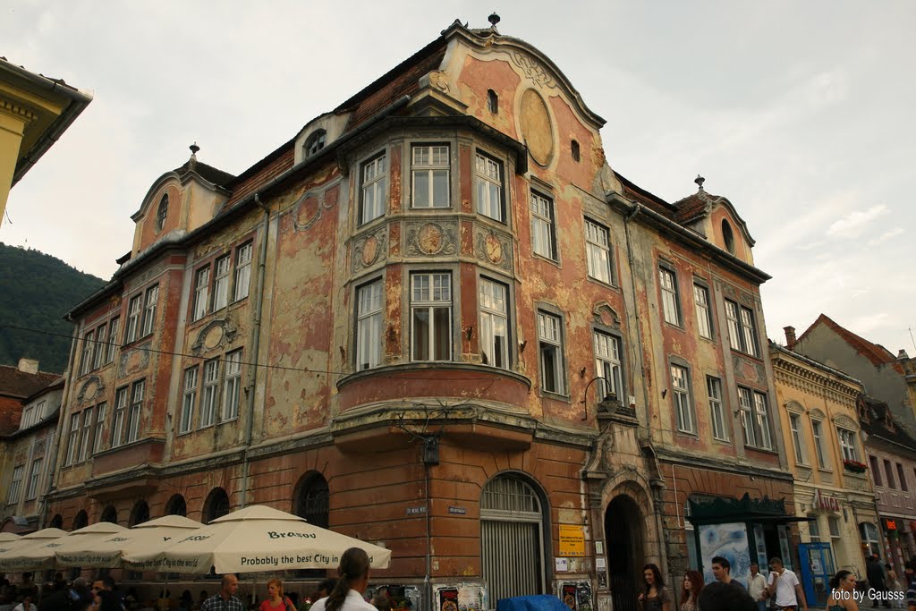 Brassó (Braşov), Erdély (Transilvania) - A sétáló Köztársaság (Bulevardul Republicii) utcán Apollonia Hirscher háza. by Bazita Gausss