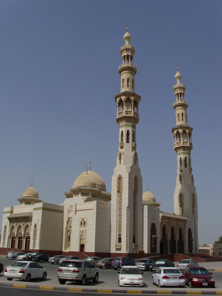 Sharjah al Huda Mosque. ( photo by Hussain Abid. ). by hussainabid