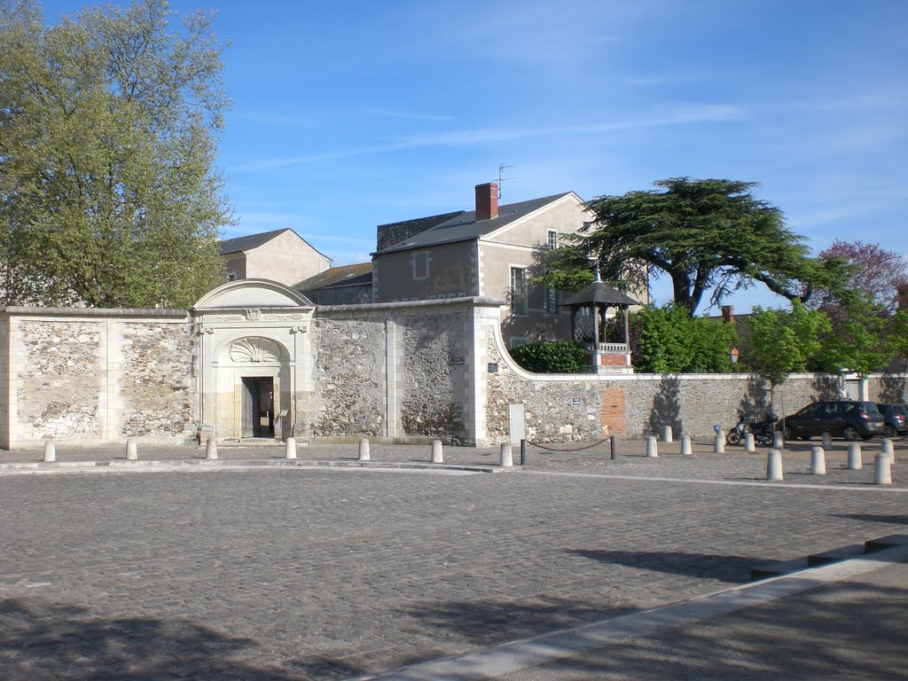 Porte Crouzille De L'Enclos Paroissial Saint Florent XVII° (49, Saint Florent Le Vieil) by Llann Créü