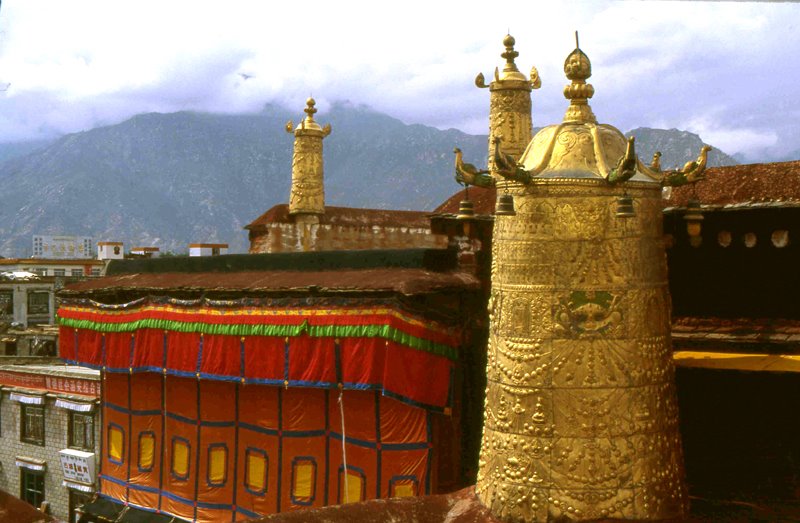 Tibet, Lhassa - Joklhang by manuel-magalhaes