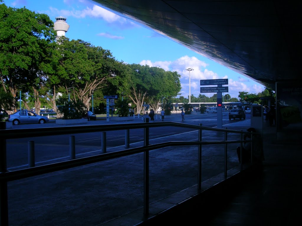 Torre de control del aeropuerto de Cancun by Egmtz